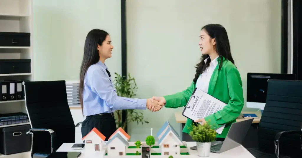 Người mua và chủ đầu tư thảo luận